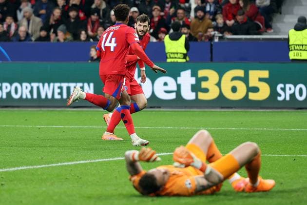 21.10.2025, xrekx, Fussball UEFA Champions League, Bayer 04 Leverkusen - Paris St. Germain PSG v.l. Torjubel nach dem Tor zum celebrating the goal celebrate durch DÃ sirÃ DouÃ (FC Paris Saint-Germain) mit Khvicha Kvaratskhelia (FC Paris Saint-Germain) Mark Flekken (Bayer 04 Leverkusen) (DFL DFB REGULATIONS PROHIBIT ANY USE OF PHOTOGRAPHS as IMAGE SEQUENCES and or QUASI-VIDEO) Leverkusen
