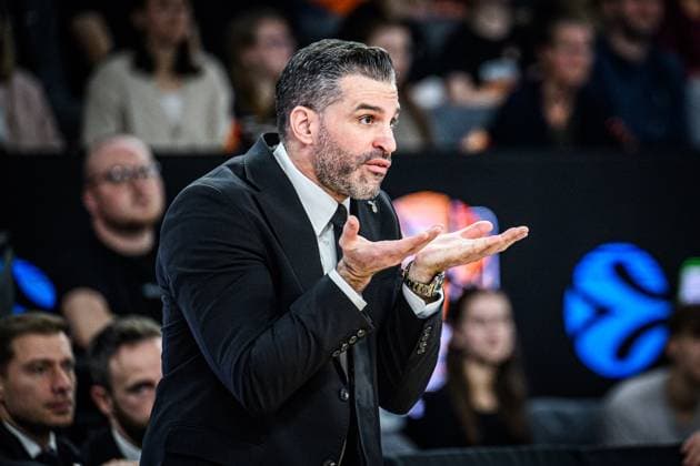 Heat Coach Dusan Alimpijevic (Besiktas GAIN Istanbul) gestikuliert, gestik waehrend des EuroCup spiels zwischen ratiopharm ulm v Besiktas GAIN Istanbul in der ratiopharm Arena am 21. October 2025 in Neu-Ulm, Deutschland. (Foto von Harry Langer DeFodi Images) +++ Heat Coach Dusan Alimpijevic (Besiktas GAIN Istanbul) gestures during the EuroCup match between ratiopharm ulm v Besiktas GAIN Istanbul at ratiopharm Arena on October 21, 2025 in Neu-Ulm, Germany. (Photo by Harry Langer DeFodi Images) (Photo by Harry Langer DeFodi Images) Heat Coach Dusan Alimpijevic Besiktas GAIN Istanbul gestures during the EuroCup match between ratiopharm ulm v Besiktas GAIN Istanbul at the ratiopharm Arena on October 21, 2025 in Neu Ulm, Germany, Germany Photo by Harry Langer DeFodi Images Heat Coach Dusan Alimpijevic Besiktas GAIN Istanbul gestures during the EuroCup match between ratiopharm ulm v Besiktas GAIN Istanbul at ratiopharm Arena on October 21, 2025 in Neu Ulm, Germany Photo by Harry Langer DeFodi Images Photo by Harry Langer DeFodi Images