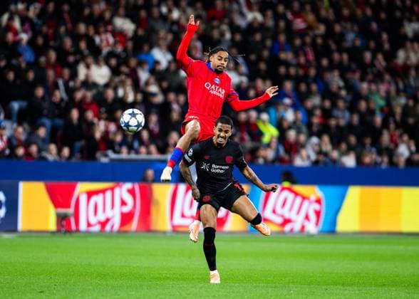 Leverkusen, Bayarena, 21.10.2025: Bradley Barcola of Paris challenges Arthur of Leverkusen during the Championsleague match Bayer 04 Leverkusen vs. Paris St. Germain.