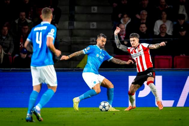 SSC Napoli defender Leonardo Spinazzola, PSV Eindhoven forwarder Dennis Man during the match PSV Eindhoven vs SSC Napoli at the Philips stadium for the Champions League - League phase - Matchday 3 season 2025-2026 in EINDHOVEN, Netherlands on 21 oktober 2025, (photo by Marcel van Dorst EYE4images DeFodi Images) SSC Napoli defender Leonardo Spinazzola, PSV Eindhoven forwarder Dennis Man during the match PSV Eindhoven vs SSC Napoli at the Philips stadium for the Champions League League phase Matchday 3 season 2025 2026 in EINDHOVEN, Netherlands on 21 oktober 2025, photo by Marcel van Dorst EYE4images DeFodi Images