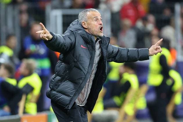 Champions League - Bayer 04 Leverkusen - Paris Saint-Germain am 21.10.2025 in der BayArena in Leverkusen Trainer Luis Enrique (Paris) gibt lautstark Anweisungen