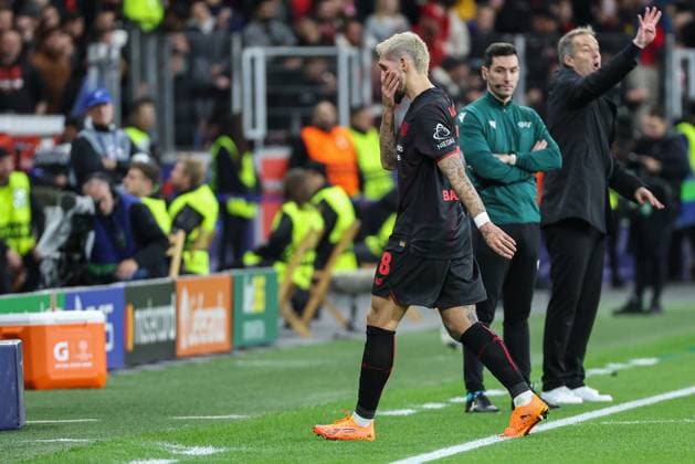 Champions League - Bayer 04 Leverkusen - Paris Saint-Germain am 21.10.2025 in der BayArena in Leverkusen Robert Andrich (Leverkusen 8) verlässt nach der roten Karte enttäuscht den Platz