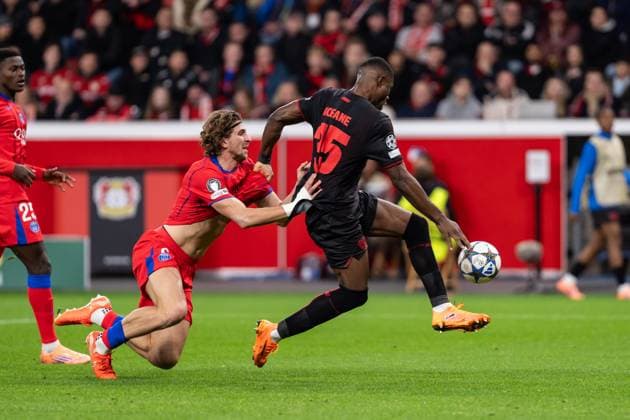 GER, UEFA Champions League, 3. Spieltage - Bayer 04 Leverkusen vs Paris Saint-Germain 21.10.2025, BayArena, Leverkusen, GER, UEFA Champions League, 3. Spieltage - Bayer 04 Leverkusen vs Paris Saint-Germain im Bild: Foul von Illya Zabarnyi (Paris Saint-Germain, 6) an Christian Kofane (Bayer 04 Leverkusen, 35) Zweikampf