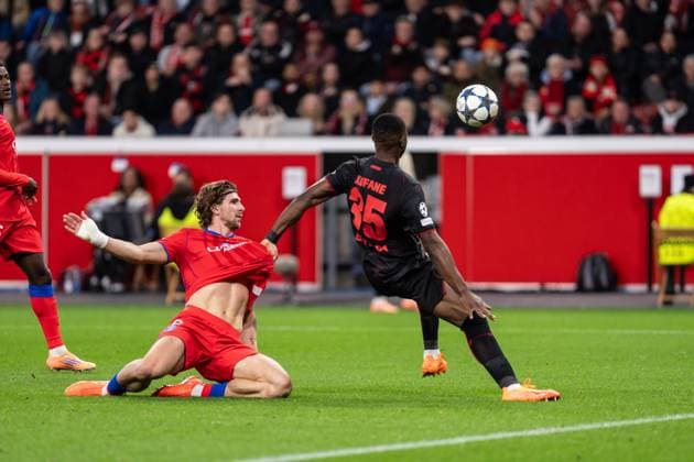 GER, UEFA Champions League, 3. Spieltage - Bayer 04 Leverkusen vs Paris Saint-Germain 21.10.2025, BayArena, Leverkusen, GER, UEFA Champions League, 3. Spieltage - Bayer 04 Leverkusen vs Paris Saint-Germain im Bild: Foul von Illya Zabarnyi (Paris Saint-Germain, 6) an Christian Kofane (Bayer 04 Leverkusen, 35) Zweikampf