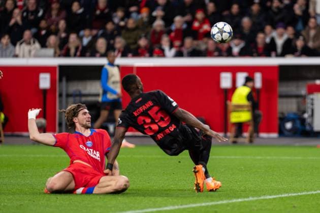 GER, UEFA Champions League, 3. Spieltage - Bayer 04 Leverkusen vs Paris Saint-Germain 21.10.2025, BayArena, Leverkusen, GER, UEFA Champions League, 3. Spieltage - Bayer 04 Leverkusen vs Paris Saint-Germain im Bild: Foul von Illya Zabarnyi (Paris Saint-Germain, 6) an Christian Kofane (Bayer 04 Leverkusen, 35) Zweikampf