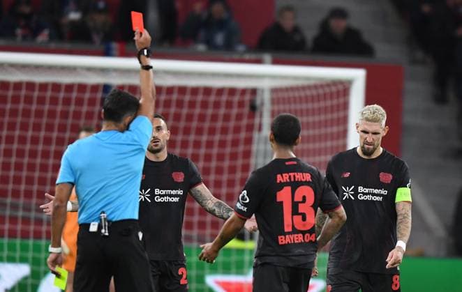 21.10.2025, xophax, Fussball - Champions League 2025 UEFA Champions League BayArena Bayer Leverkusen gegen Paris St. - Germain Schiedsrichter Jesus Gil Manzano zeigt Robert Andrich die rote Karte. Aleix Garcia und Arthur , mitte ( beide Bayer 04 ) Leverkusen