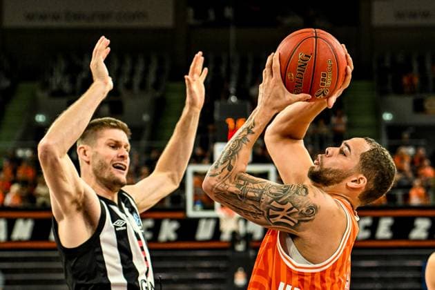 GER, EuroCup, ratiopharm Ulm vs Besiktas GAIN Istanbul 21.10.2025, ratiopharm arena, Neu-Ulm, GER, EuroCup, ratiopharm Ulm vs Besiktas GAIN Istanbul, im Bild Conor Morgan (Istanbul, 9), Christopher Ledlum (Ulm, 4)