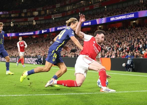Marcos Llorente (AM) Declan Rice (A) at the Arsenal v Atletico Madrid UEFA Champions League match, at the Emirates Stadium, London, UK on 21st October, 2025. 
