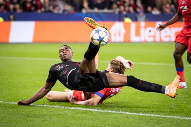 UEFA Champions League, Bayer 04 Leverkusen vs. Paris Saint-Germain, 21.10.2025 LEVERKUSEN, GERMANY - OCTOBER 21: Christian Kofane (Bayer 04 Leverkusen, 35) fouled by Illia Zabarnyv (Paris St. Germain, 6) in the box, causing a penalty during the UEFA Champions League match on gameday 3 between Bayer 04 Leverkusen vs. Paris Saint-Germain at BayArena on October 21, 2025 in Leverkusen, Germany. DFL REGULATIONS PROHIBIT ANY USE OF PHOTOGRAPHS AS IMAGE SEQUENCES AND OR QUASI-VIDEO. Copyright: xBEAUTIFULxSPORTS AxelxKohringx
