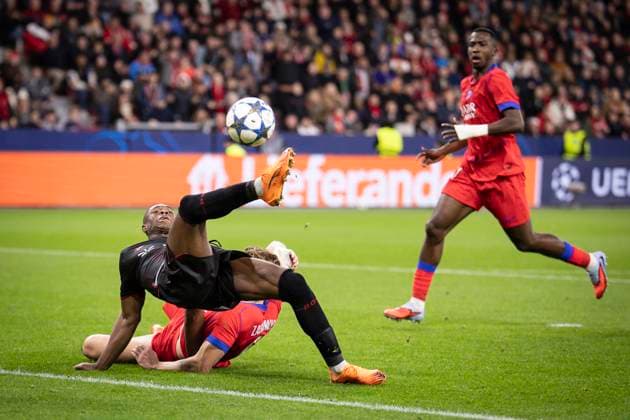 UEFA Champions League, Bayer 04 Leverkusen vs. Paris Saint-Germain, 21.10.2025 LEVERKUSEN, GERMANY - OCTOBER 21: Christian Kofane (Bayer 04 Leverkusen, 35) fouled by Illia Zabarnyv (Paris St. Germain, 6) in the box, causing a penalty during the UEFA Champions League match on gameday 3 between Bayer 04 Leverkusen vs. Paris Saint-Germain at BayArena on October 21, 2025 in Leverkusen, Germany. DFL REGULATIONS PROHIBIT ANY USE OF PHOTOGRAPHS AS IMAGE SEQUENCES AND OR QUASI-VIDEO. Copyright: xBEAUTIFULxSPORTS AxelxKohringx