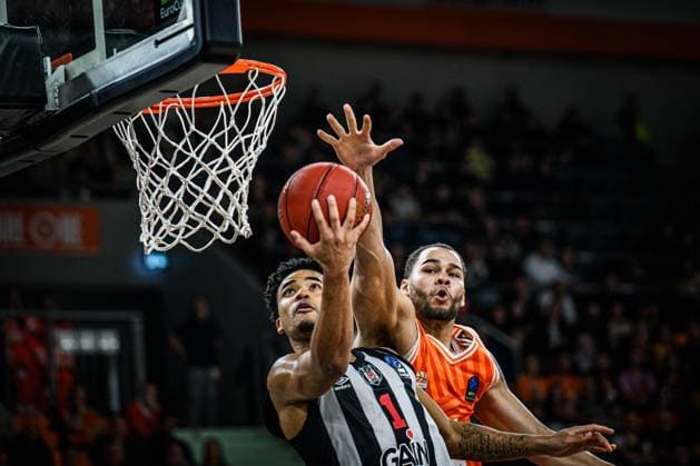 Devon Dotson (Besiktas GAIN Istanbul) und Christopher Ledlum (ratiopharm ulm) im Zweikampf waehrend des EuroCup spiels zwischen ratiopharm ulm v Besiktas GAIN Istanbul in der ratiopharm Arena am 21. October 2025 in Neu-Ulm, Deutschland. (Foto von Harry Langer DeFodi Images) +++ Devon Dotson (Besiktas GAIN Istanbul) und Christopher Ledlum (ratiopharm ulm) battle for the ball during the EuroCup match between ratiopharm ulm v Besiktas GAIN Istanbul at ratiopharm Arena on October 21, 2025 in Neu-Ulm, Germany. (Photo by Harry Langer DeFodi Images) (Photo by Harry Langer DeFodi Images) Devon Dotson Besiktas GAIN Istanbul and Christopher Ledlum ratiopharm ulm battle for the ball during the EuroCup match between ratiopharm ulm v Besiktas GAIN Istanbul at ratiopharm Arena on October 21, 2025 in Neu Ulm, Germany, Germany Photo by Harry Langer DeFodi Images Devon Dotson Besiktas GAIN Istanbul and Christopher Ledlum ratiopharm ulm battle for the ball during the EuroCup match between ratiopharm ulm v Besiktas GAIN Istanbul at ratiopharm Arena on October 21, 2025 in Neu Ulm, Germany Photo by Harry Langer DeFodi Images Photo by Harry Langer DeFodi Images