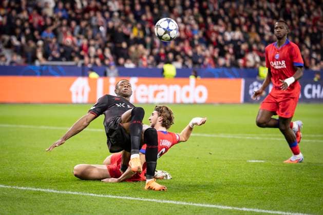 UEFA Champions League, Bayer 04 Leverkusen vs. Paris Saint-Germain, 21.10.2025 LEVERKUSEN, GERMANY - OCTOBER 21: Christian Kofane (Bayer 04 Leverkusen, 35) fouled by Illia Zabarnyv (Paris St. Germain, 6) in the box, causing a penalty during the UEFA Champions League match on gameday 3 between Bayer 04 Leverkusen vs. Paris Saint-Germain at BayArena on October 21, 2025 in Leverkusen, Germany. DFL REGULATIONS PROHIBIT ANY USE OF PHOTOGRAPHS AS IMAGE SEQUENCES AND OR QUASI-VIDEO. Copyright: xBEAUTIFULxSPORTS AxelxKohringx