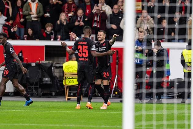 GER, UEFA Champions League, 3. Spieltage - Bayer 04 Leverkusen vs Paris Saint-Germain 21.10.2025, BayArena, Leverkusen, GER, UEFA Champions League, 3. Spieltage - Bayer 04 Leverkusen vs Paris Saint-Germain im Bild: Torjubel Jubel ueber das Tor zum 1:1 durch Aleix Garcia Garcia (Bayer 04 Leverkusen, 24) Christian Kofane (Bayer 04 Leverkusen, 35)
