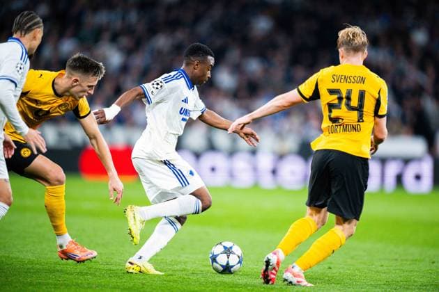 21.10.2025 - Fußball, 2025 2026, Champions League, 3. Spieltag, FC Kopenhagen - Borussia Dortmund: (L-R) Nico Schlotterbeck (Dortmund), Youssoufa Moukoko (Kopenhagen), Daniel Svensson (Dortmund)