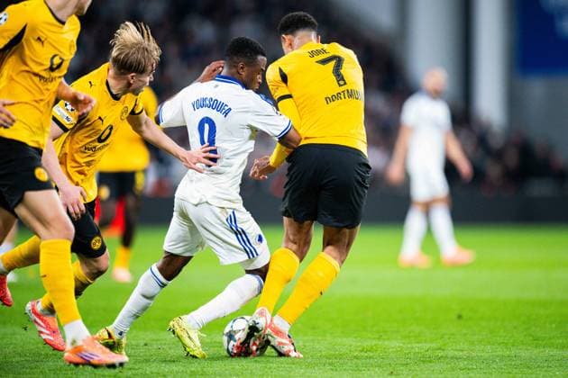 21.10.2025 - Fußball, 2025 2026, Champions League, 3. Spieltag, FC Kopenhagen - Borussia Dortmund: (L-R) Daniel Svensson (Dortmund), Youssoufa Moukoko (Kopenhagen), Jobe Bellingham (Dortmund)