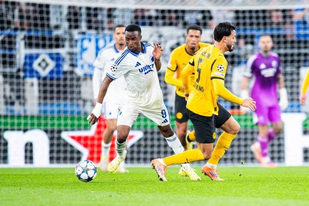 21.10.2025 - Fußball, 2025 2026, Champions League, 3. Spieltag, FC Kopenhagen - Borussia Dortmund: (L-R) Youssoufa Moukoko (Kopenhagen), Ramy Bensebaini (Dortmund)
