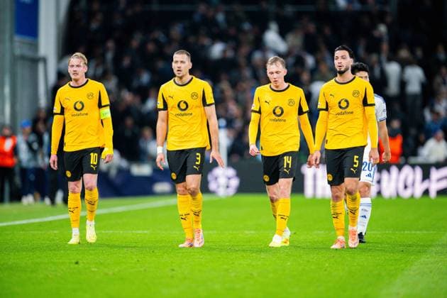21.10.2025 - Fußball, 2025 2026, Champions League, 3. Spieltag, FC Kopenhagen - Borussia Dortmund: (L-R) Julian Brandt (Dortmund), Waldemar Anton (Dortmund), Maximilian Beier (Dortmund), Ramy Bensebaini (Dortmund)