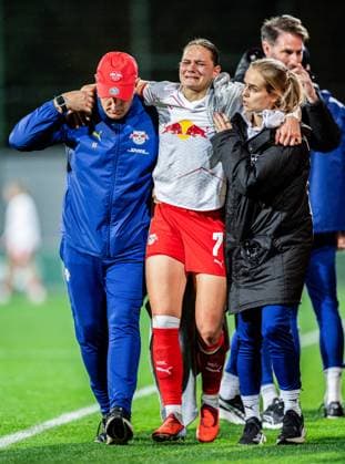 Leipzigs Giovanna Hoffmann verletzt sich am Knie. Fussball 1. Frauen Bundesliga, 6. Spieltag: RB Leipzig - SGS Essen. 10. Oktober 2025: Leipzig, Trainingszentrum am Cottaweg. RB Leipzig - SGS Essen