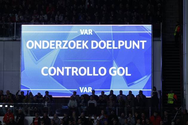 EINDHOVEN , 21-10-2025 , Philips Stadium , season 2025 2026 , UEFA Champions League football , League phase Matchday 3 , match between PSV and Napoli , picture shows VAR cherck PSV - Napoli  x31630526x Copyright: