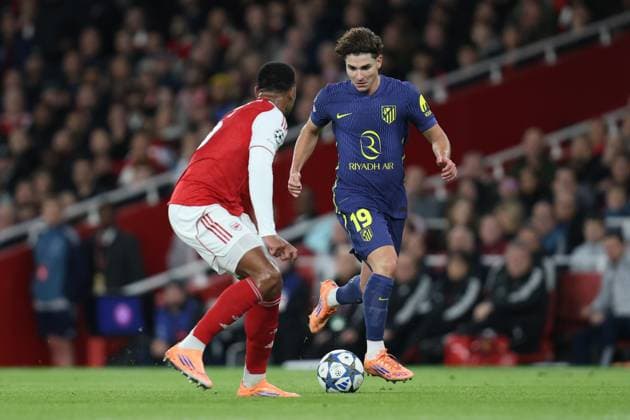 Julian Alvarez of Atletico de Madrid receives pressure from Gabriel of Arsenal during the UEFA Champions League match between Arsenal and Atlético de Madrid at Emirates Stadium in London, England (Photo by Alexander Canillas Sports Press Photo) Copyright: xAlexanderxCanillas SPPx Sportspressphoto_SPR45783