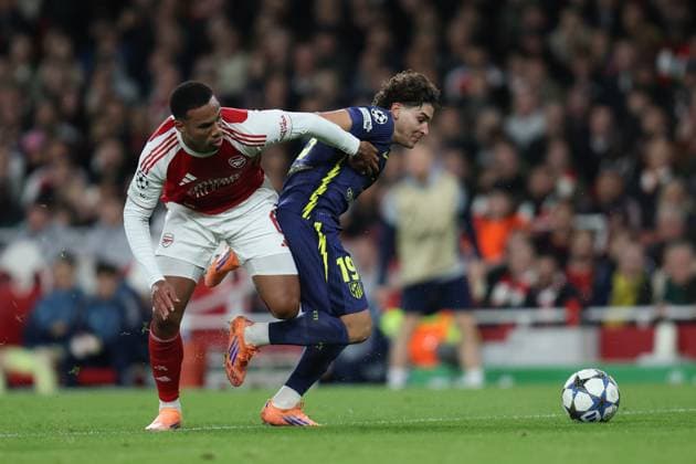 Julian Alvarez of Atletico de Madrid receives pressure from Gabriel of Arsenal during the UEFA Champions League match between Arsenal and Atlético de Madrid at Emirates Stadium in London, England (Photo by Alexander Canillas Sports Press Photo) Copyright: xAlexanderxCanillas SPPx Sportspressphoto_SPR45784