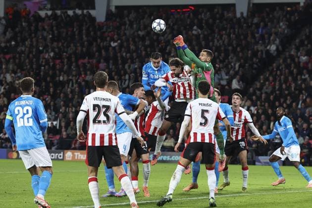 EINDHOVEN , 21-10-2025 , Philips Stadium , season 2025 2026 , UEFA Champions League football , League phase Matchday 3 , match between PSV and Napoli , picture shows Napoli goalkeeper Vanja Milinkovic-Savic PSV - Napoli  x31630372x Copyright: