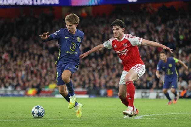 Pablo Barrios of Atletico de Madrid receives pressure from Declan Rice of Arsenal during the UEFA Champions League match between Arsenal and Atlético de Madrid at Emirates Stadium in London, England (Photo by Alexander Canillas Sports Press Photo) Copyright: xAlexanderxCanillas SPPx Sportspressphoto_SPR45788