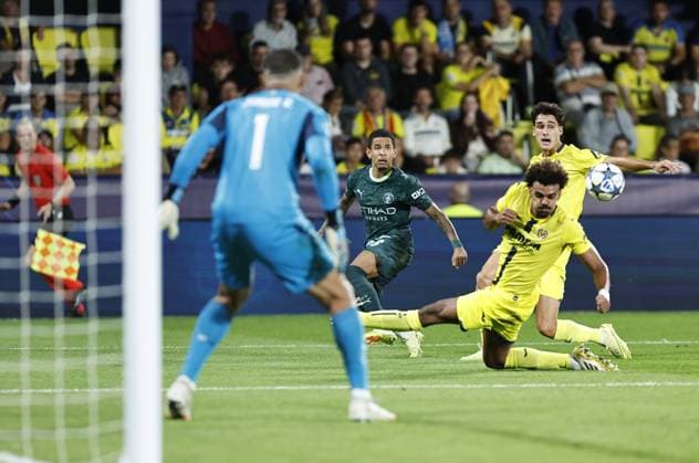 Savio of Manchester City crosses the ball Villarreal v Manchester City, UEFA Champions League, Group Stage, Football, Estadi de la Cermica, Villarreal, Spain - 21 Oct 2025Villarreal Estadi de la Ceràmica United Kingdom EDITORIAL USE ONLY No use with unauthorised audio, video, data, fixture lists, club league logos or live services. Online in-match use limited to 120 images, no video emulation. No use in betting, games or single club league player publications. Copyright: xRubenxAlbarran Shutterstockx 15552307bl