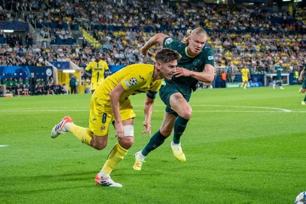 Villarreal, Spain, October 21st 2025 Juan Foyth (DF 8) & Erling Haaland (FW 9) fight for the ball with during the UEFA Champions League match between Villarreal and Manchester City at Estadio La Ceramica, on October 20, 2025, Villareal, Spain. (Andres Lopez Sheridan SPP) Copyright: xAndresxLopezxSheridanxx xSPPx spp-en-AnLoShSp-AndresLopezSheridan_Villareal-ManCity-23