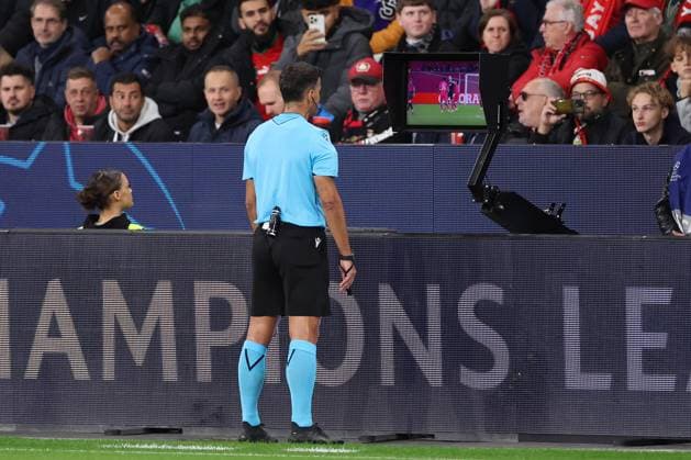 LEVERKUSEN - Referee Jesus Gil Manzano watches the video assistant referee (VAR) during the UEFA Champions League match between Bayer 04 Leverkusen and Paris Saint-Germain at the Bay Arena on October 21, 2025, in Leverkusen, Germany. ANP Hollandse Hoogte Bart Stoutjesdijk UEFA Champions League 2025 26 xVIxANPxSportx xBartxStoutjesdijkxIVx 539899173 originalFilename: 539899173.jpg