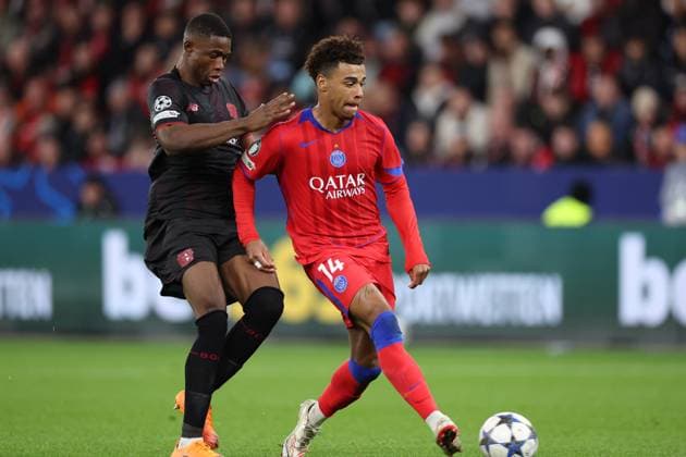 LEVERKUSEN - (l-r) Edmond Tapsobaback of Bayer 04 Leverkusen, Desire Doue of Paris Saint-Germain during the UEFA Champions League match between Bayer 04 Leverkusen and Paris Saint-Germain at the Bay Arena on October 21, 2025, in Leverkusen, Germany. ANP Hollandse Hoogte Bart Stoutjesdijk UEFA Champions League 2025 26 xVIxANPxSportx xBartxStoutjesdijkxIVx 539899343 originalFilename: 539899343.jpg