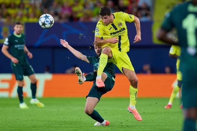 Villarreal CF v Manchester City - UEFA Champions League 2025 26 League Phase MD3 VILLARREAL, SPAIN - OCTOBER 21: Santi Comesana Central Midfield of Villarreal CF competes for the ball with Bernardo Silva of Manchester City during the UEFA Champions League 2025 26 League Phase MD3 match between Villarreal CF and Manchester City at Estadio de la Ceramica on October 21, 2025 in Villarreal, Spain. (Photo by Jose Torres Photo Players Images Magara Press) Villarreal Estadio de la Ceramica Spain Copyright: xJosexTorresx