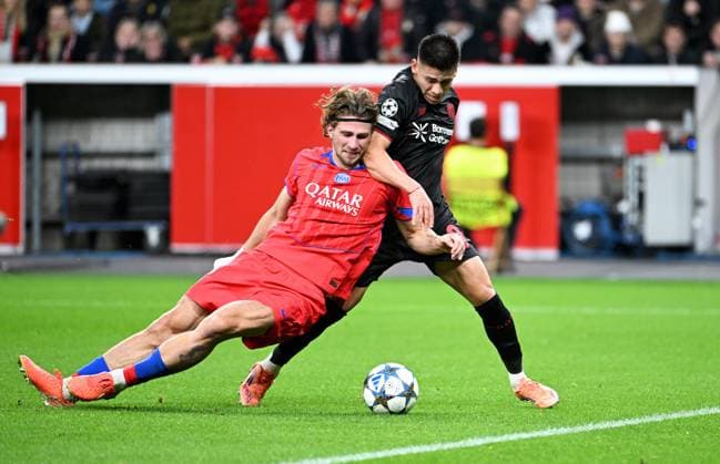 Fussball, Champions League, Deutschland, Herren, Saison 2025 2026, 3. Spieltag, BayArena Leverkusen: Bayer Leverkusen - FC Paris Saint-Germain; Claudio Echeverri (LEV), Illia Zabarnyi (PSG). Aktion