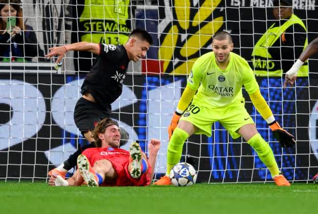 Zabarnyi Illya (PSG) spielt im Strafraum den Ball mit der Hand es gibt Elfmeter, Aktion, v.l. Claudio Echeverri (Bayer Leverkusen), Zabarnyi Illya (PSG), Torwart Chevalier Lucas (PSG) Fussball Champions League, 3. Spieltag, Bayer 04 Leverkusen - Paris St. Germain, am 21.10.2025 in Leverkusen Deutschland. UEFA regulations prohibit any use of photographs as image sequences and or quasi-video Â