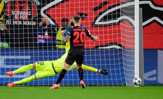 Ãlex Grimaldo (Alex)(Bayer Leverkusen) vergibt seinen Elfmeter gegen Torwart Chevalier Lucas (PSG), Aktion, Pfosten, Fussball Champions League, 3. Spieltag, Bayer 04 Leverkusen - Paris St. Germain, am 21.10.2025 in Leverkusen Deutschland. UEFA regulations prohibit any use of photographs as image sequences and or quasi-video Â