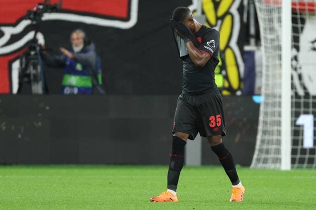 Champions League - Bayer 04 Leverkusen - Paris Saint-Germain am 21.10.2025 in der BayArena in Leverkusen Christian Kofane (Leverkusen 35) unzufrieden, enttäuscht, enttaeuscht, niedergeschlagen