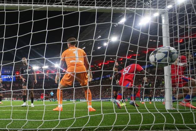 Champions League - Bayer 04 Leverkusen - Paris Saint-Germain am 21.10.2025 in der BayArena in Leverkusen Willian Pacho (Paris 51) erzielt gegen Torwart Mark Flekken (Leverkusen 1) das Tor zum 0 zu 1