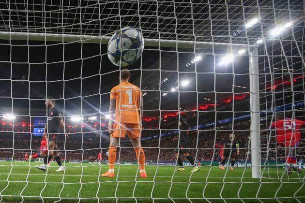 Champions League - Bayer 04 Leverkusen - Paris Saint-Germain am 21.10.2025 in der BayArena in Leverkusen Willian Pacho (Paris 51) erzielt gegen Torwart Mark Flekken (Leverkusen 1) das Tor zum 0 zu 1