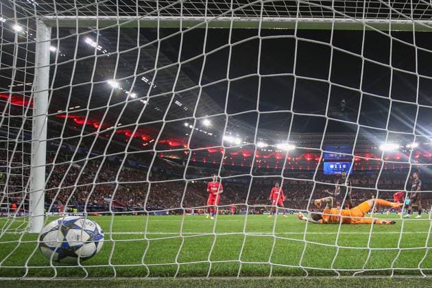 Champions League - Bayer 04 Leverkusen - Paris Saint-Germain am 21.10.2025 in der BayArena in Leverkusen Desire Doue (Paris 14) erzielt gegen Torwart Mark Flekken (Leverkusen 1) das Tor zum 1 zu 2