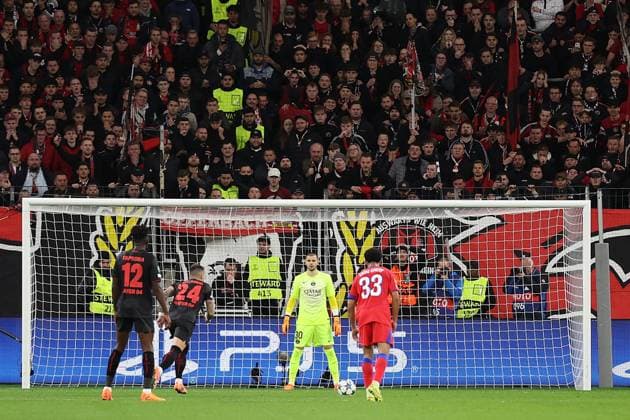 21.10.2025, xrekx, Fussball UEFA Champions League, Bayer 04 Leverkusen - Paris St. Germain PSG v.l. Elfmeter Strafstoss zum 1:2 durch Aleix Garcia (Bayer 04 Leverkusen) Lucas Chevalier (FC Paris Saint-Germain) (DFL DFB REGULATIONS PROHIBIT ANY USE OF PHOTOGRAPHS as IMAGE SEQUENCES and or QUASI-VIDEO) Leverkusen