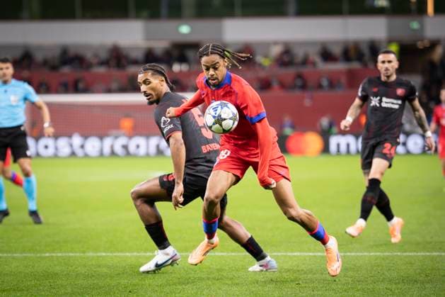 UEFA Champions League, Bayer 04 Leverkusen vs. Paris Saint-Germain, 21.10.2025 LEVERKUSEN, GERMANY - OCTOBER 21: Bradley Barcola (Paris St. Germain, 29) tackles Loic Bade (Bayer 04 Leverkusen, 5) during the UEFA Champions League match on gameday 3 between Bayer 04 Leverkusen vs. Paris Saint-Germain at BayArena on October 21, 2025 in Leverkusen, Germany. DFL REGULATIONS PROHIBIT ANY USE OF PHOTOGRAPHS AS IMAGE SEQUENCES AND OR QUASI-VIDEO. Copyright: xBEAUTIFULxSPORTS AxelxKohringx