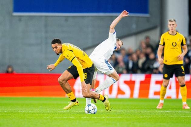 21.10.2025 - Fußball, 2025 2026, Champions League, 3. Spieltag, FC Kopenhagen - Borussia Dortmund: (L-R) Felix Nmecha (Dortmund), Viktor Claesson (Kopenhagen)