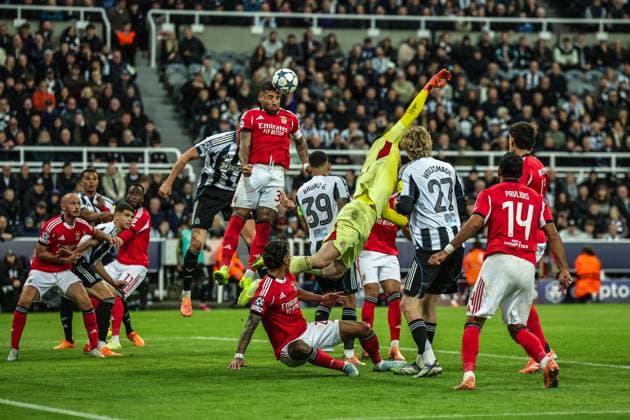 UEFA Champions League Matchday 3 of 8 Newcastle United v Benfica Nicolas Otamendi of Benfica heads clear of his defensive area during the UEFA Champions League Matchday 3 of 8 Newcastle United vs Benfica at St. James s Park, Newcastle, United Kingdom, 21st October 2025 (Photo by Mark Cosgrove News Images) Newcastle St. James s Park Tyne and Wear United Kingdom Copyright: xMarkxCosgrove NewsxImagesx