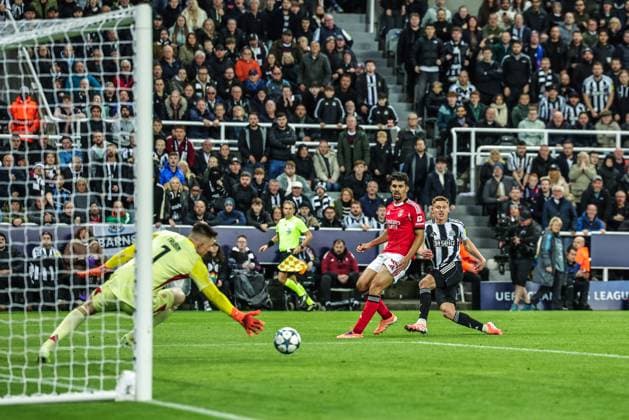 UEFA Champions League Matchday 3 of 8 Newcastle United v Benfica Harvey Barnes of Newcastle United scores to make it 2-0 during the UEFA Champions League Matchday 3 of 8 Newcastle United vs Benfica at St. James s Park, Newcastle, United Kingdom, 21st October 2025 (Photo by Mark Cosgrove News Images) Newcastle St. James s Park Tyne and Wear United Kingdom Copyright: xMarkxCosgrove NewsxImagesx
