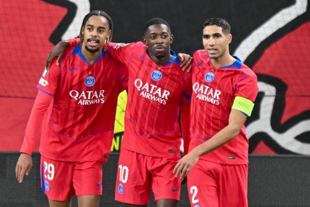 Ousmane Dembele (Saint-Germain 10) jubelt nach dem Tor zum 2:6 mit Bradley Barcola (Saint-Germain 29) Achraf Hakimi (Saint-Germain 2) 21.10.2025 Fussball Champions League, Bayer Leverkusen vs Paris Saint-Germain, BayArena, Leverkusen,