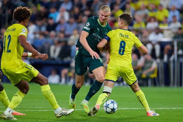 Villarreal CF v Manchester City - UEFA Champions League 2025 26 League Phase MD3 VILLARREAL, SPAIN - OCTOBER 21: Erling Haaland of Manchester City competes for the ball with Juan Foyth Right-Back of Villarreal CF during the UEFA Champions League 2025 26 League Phase MD3 match between Villarreal CF and Manchester City at Estadio de la Ceramica on October 21, 2025 in Villarreal, Spain. (Photo by Jose Torres Photo Players Images Magara Press) Villarreal Estadio de la Ceramica Spain Copyright: xJosexTorresx