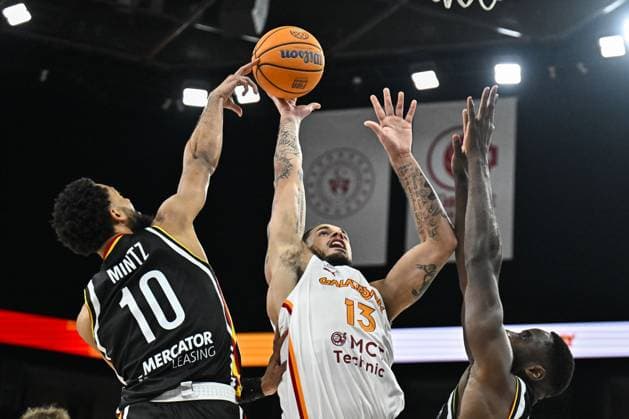 Galatasaray MCT Technic v Wurzburg Baskets - Basketball FIBA Champions League ISTANBUL, TURKIYE - OCTOBER 21: Galatasaray MCT Technic’s Christian Bisop (13 in action against Davion Mintz (10) of Wurzburg Baskets during the Basketball FIBA Champions League Group E match between Galatasaray MCT Technic and Wurzburg Baskets in Istanbul, Turkiye, on October 21, 2025. Muhammed Enes Yildirim Anadolu Istanbul Turkey. Editorial use only. Please get in touch for any other usage.  Copyright: x2025xAnadoluxMuhammedxEnesxYÄ±ldÄ±rÄ±mx