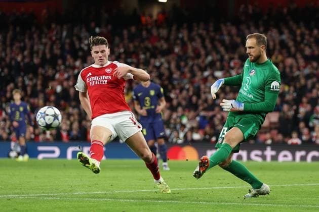 London, England, 21st October 2025. Jan Oblak of Atletico Madrid clears the ball under pressure from Viktor Gyokeres of Arsenal during the Arsenal vs Atletico Madrid UEFA Champions League match at the Emirates Stadium, London. Picture credit should read: Kieran Cleeves Sportimage EDITORIAL USE ONLY. No use with unauthorised audio, video, data, fixture lists, club league logos or live services. Online in-match use limited to 120 images, no video emulation. No use in betting, games or single club league player publications. SPI_038_KC_Arsenal_v_Atletico_Madrid SPI-4228-0039