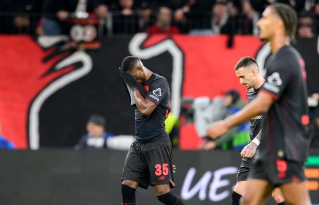 Frust bei v.l. Christian Kofane (Bayer Leverkusen), Aleix Garcia (Bayer Leverkusen), LoÃ¯c BadÃ