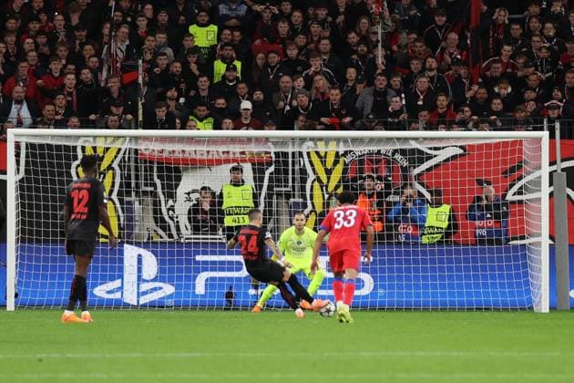 21.10.2025, xrekx, Fussball UEFA Champions League, Bayer 04 Leverkusen - Paris St. Germain PSG v.l. Elfmeter Strafstoss zum 1:1 durch Aleix Garcia (Bayer 04 Leverkusen) Lucas Chevalier (FC Paris Saint-Germain) (DFL DFB REGULATIONS PROHIBIT ANY USE OF PHOTOGRAPHS as IMAGE SEQUENCES and or QUASI-VIDEO) Leverkusen